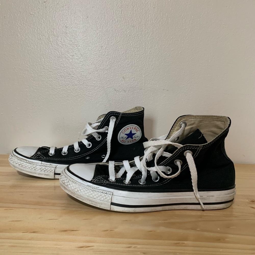 Black high top converse. Size 7.